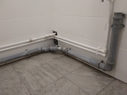 Открытая прокладка труб в ванной комнате (3)